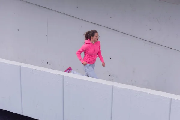Løbende Kvinde Kvindelig Fitness Model Træning Udenfor Byen - Stock-foto