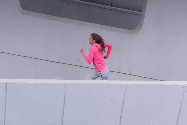 Futó Női Fitness Modell Tréning Városon Kívül — Stock Fotó