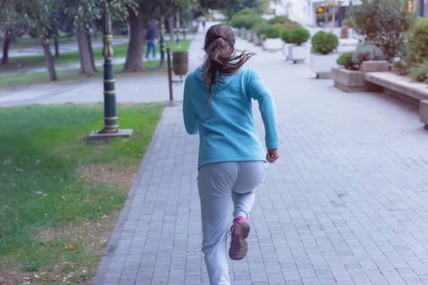 Mujer Corriendo Entrenamiento Modelo Fitness Femenino Afuera Ciudad — Foto de Stock