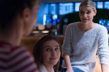 İş arkadaşlarıyla buluşmak ve bir sonraki adımları planlamak. Genç iş adamları ofislerinde tartışıyorlar. Ofiste çalışan girişimciler.