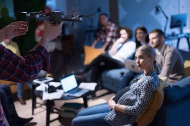 Yeni başarılı bir proje geliştirmeyi planlayan deneyimli profesyonellerden oluşan genç bir ekip. Modern teknolojiyi kullanarak birlikte çalışma ofisinde çalışmak. İHA teknolojisi üzerinde çalışan yeni başlayanlar.