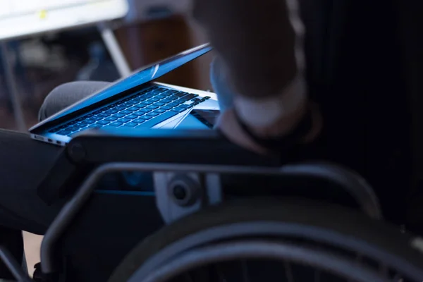 Инвалид Бизнесмен Инвалидной Коляске Работает Офисе Компьютером Выступая Коворкинге Понятие — стоковое фото