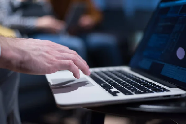 Imagen Recortada Hombre Joven Que Trabaja Computadora Portátil Espacio Trabajo —  Fotos de Stock