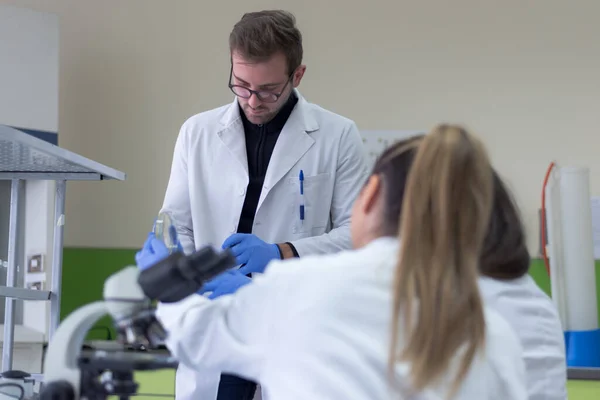 Groep Van Microbiologen Met Een Buis Van Biologisch Monster Besmet — Stockfoto