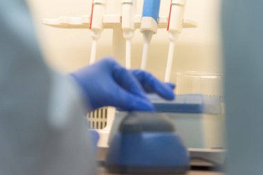 Coronavirus 'u kabul et. Corona virüsü tedavisi için bilim adamı ya da doktor araştırması ilaç ve laboratuvarda ya da hastanede araştırma.