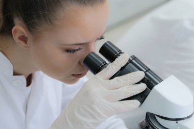 Coronavirus 'u kabul et. Corona virüsü tedavisi için bilim adamı ya da doktor araştırması ilaç ve laboratuvarda ya da hastanede araştırma.