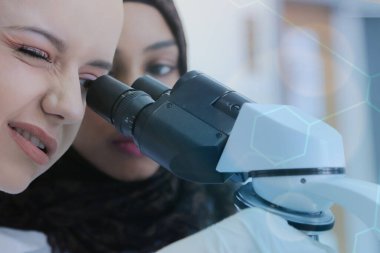 Coronavirus 'u kabul et. Corona virüsü tedavisi için bilim adamı ya da doktor araştırması ilaç ve laboratuvarda ya da hastanede araştırma.