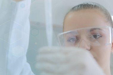 Coronavirus 'u kabul et. Corona virüsü tedavisi için bilim adamı ya da doktor araştırması ilaç ve laboratuvarda ya da hastanede araştırma.