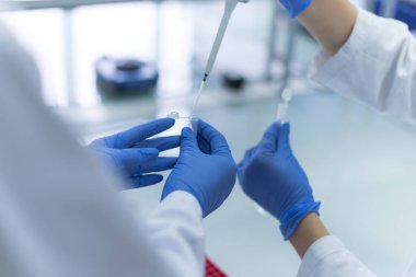 Bir grup bilim adamı ileri teknolojiyi kullanarak bir bilimsel laboratuvarda araştırma yapıyor. COVID-19. COVID Coronavirüs