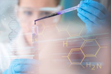 Laboratuvarda test tüpleri, mikroskop, test veya araştırma ile çalışan genç kadın laboratuvar bilim adamı. Bilim, kimya, biyoloji, tıp ve insan konsepti..