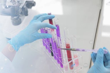 Laboratuvarda test tüpleri, mikroskop, test veya araştırma ile çalışan genç kadın laboratuvar bilim adamı. Bilim, kimya, biyoloji, tıp ve insan konsepti..