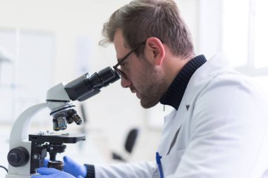 Coronavirus 'u kabul et. Corona virüsü tedavisi için bilim adamı ya da doktor araştırması ilaç ve laboratuvarda ya da hastanede araştırma.