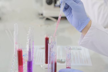 Laboratuvarda test tüpleri, mikroskop, test veya araştırma ile çalışan genç kadın laboratuvar bilim adamı. Bilim, kimya, biyoloji, tıp ve insan konsepti..