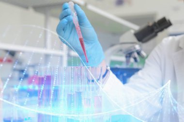 Laboratuvarda test tüpleri, mikroskop, test veya araştırma ile çalışan genç kadın laboratuvar bilim adamı. Bilim, kimya, biyoloji, tıp ve insan konsepti..