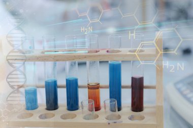 Kadın Araştırmacı Büyük Modern Laboratuvarda Mikropipet Doldurma Test Tüpleri Kullanıyor.