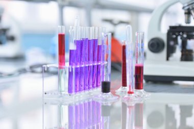 Genetik laboratuarındaki mikrobiyolojik pipette. Bilim laboratuarı test tüpleri.