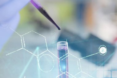 Laboratuvarda test tüpleri, mikroskop, test veya araştırma ile çalışan genç kadın laboratuvar bilim adamı. Bilim, kimya, biyoloji, tıp ve insan konsepti..