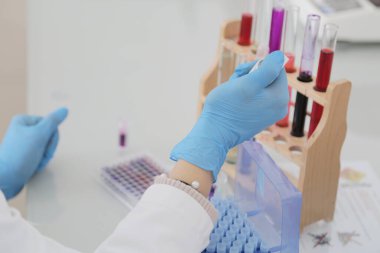 Laboratuvarda test tüpleri, mikroskop, test veya araştırma ile çalışan genç kadın laboratuvar bilim adamı. Bilim, kimya, biyoloji, tıp ve insan konsepti..