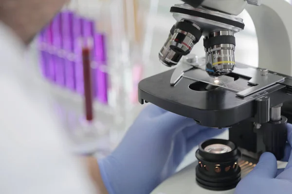 Hombre Joven Científico Mirando Través Microscopio Laboratorio Haciendo Investigación Análisis — Foto de Stock