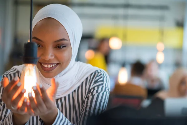 Gyönyörű Afrikai Muszlim Tartja Modern Lámpa Izzó Mosolygós Boldog Kifejezés — Stock Fotó