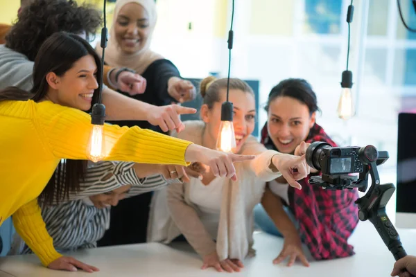 Skupina Mladých Multietnických Podnikatelů Dělá Selfie Profesionální Kamerou Práci Novém — Stock fotografie