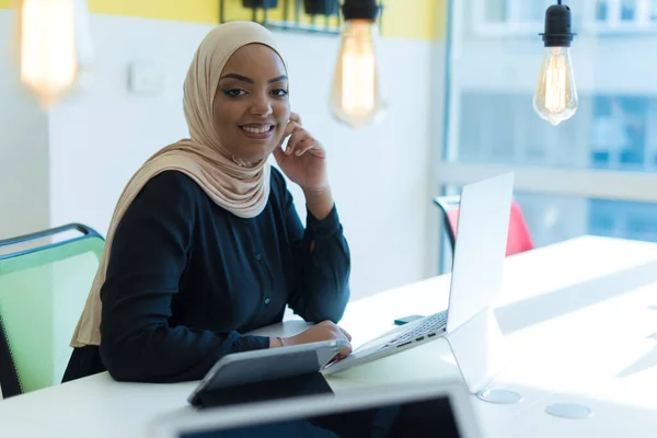 年轻的穆斯林非洲裔美国女商人在工作中担任领导 团队精神和多族裔概念 在她的办公室里工作的成功的商界领袖 在镜头前微笑着看着她 快乐极了 — 图库照片