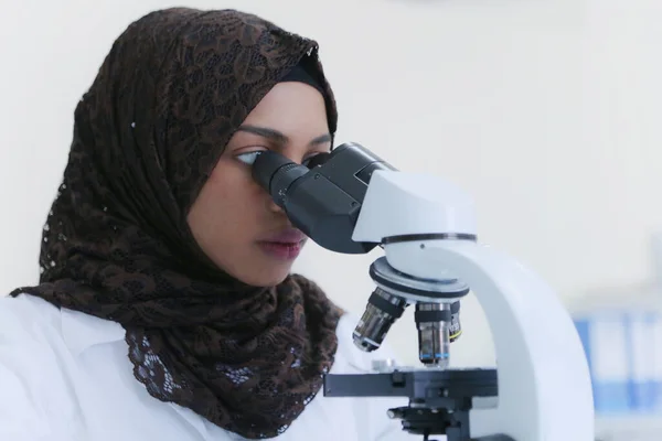 Muda Afrika Muslim Ilmuwan Perempuan Melihat Melalui Mikroskop Laboratorium Melakukan — Stok Foto