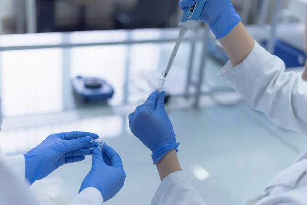 Grupo Cientistas Laboratório Que Trabalham Laboratório Com Tubos Ensaio Teste — Fotografia de Stock