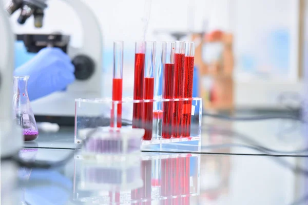 Pipetta Microbiologica Nel Laboratorio Genetico Tubi Prova Del Laboratorio Scientifico — Foto Stock