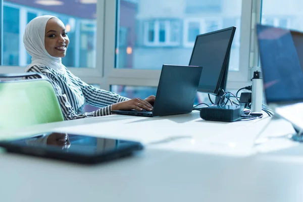 Joven Musulmana Mujer Negocios Afroamericana Como Líder Trabajo Trabajo Equipo —  Fotos de Stock