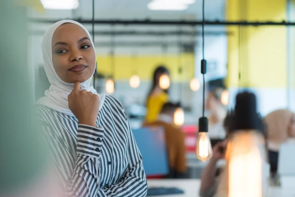 年轻的穆斯林非洲裔美国女商人在工作中担任领导 团队精神和多族裔概念 在她的办公室里工作的成功的商界领袖 在镜头前微笑着看着她 快乐极了 — 图库照片