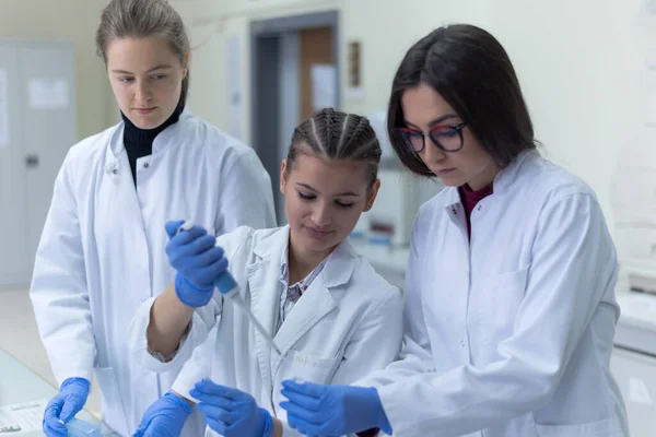 Gruppo Scienziati Conduce Ricerche Laboratorio Scientifico Utilizzando Tecnologie Avanzate Covid — Foto Stock