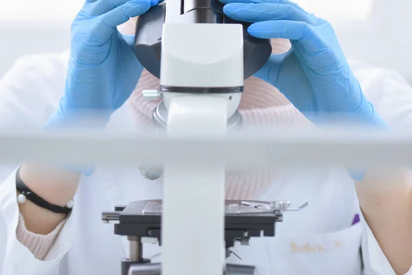 Jovem Cientista Sexo Masculino Olhando Através Microscópio Laboratório Fazendo Pesquisa — Fotografia de Stock