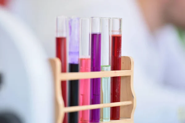 遺伝学研究室の微生物ピペット 科学実験室試験管 — ストック写真