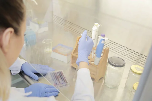 Dos Jóvenes Científicas Laboratorio Trabajando Laboratorio Con Tubos Ensayo Microscopio — Foto de Stock