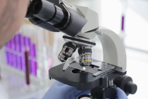 Hombre Joven Científico Mirando Través Microscopio Laboratorio Haciendo Investigación Análisis — Foto de Stock