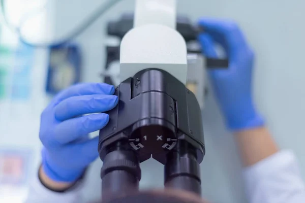 Científica Joven Mirando Través Microscopio Laboratorio Haciendo Investigación Análisis Microbiológico — Foto de Stock