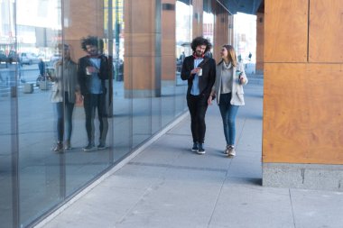 Ofis dışındaki iş adamlarının portresi. Toplantı Konsepti. İnsanlar yürüyorlar, kahve içiyorlar, ofise gidiyorlar..