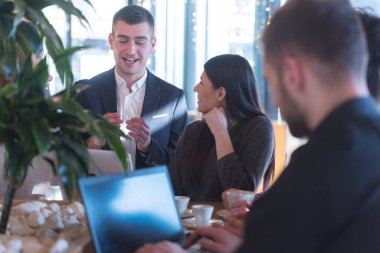 Girişim Çeşitliliği Ekibi Beyin Fırtınası Toplantısı Konsepti. Dünya Ekonomi Raporu Belgesi Paylaşan İş Arkadaşları. Planlama Başlatan İnsanlar. Grup Genç Hippiler Kafe 'yi Tartışıyor