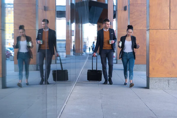 Üzleti Csapat Portréja Irodán Kívül Találkozó Koncepcióval Emberek Sétálnak Kávéznak — Stock Fotó
