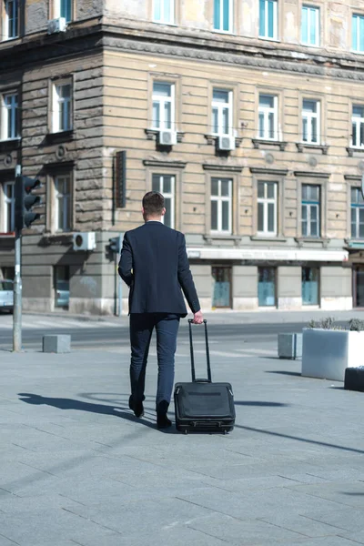 Ofis dışındaki genç iş adamının portresi. Toplantı Konsepti. Adam yürüyor, kahve içiyor, ofise gidiyor..