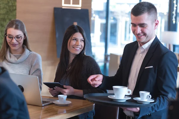 Girişim Çeşitliliği Ekibi Beyin Fırtınası Toplantısı Konsepti. Dünya Ekonomi Raporu Belgesi Paylaşan İş Arkadaşları. Planlama Başlatan İnsanlar. Grup Genç Hippiler Kafe 'yi Tartışıyor