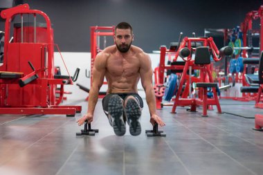 Çekirdek Vücut Geliştirme. Kas geliştiren vücut geliştirici beden eğitimi modeli. Spor salonunda dambılları olan kollar. Spor salonundaki egzersizlerin konsept fotoğrafı