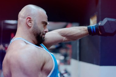 Çekirdek Vücut Geliştirme. Kas geliştiren vücut geliştirici beden eğitimi modeli. Spor salonunda dambılları olan kollar. Spor salonundaki egzersizlerin konsept fotoğrafı