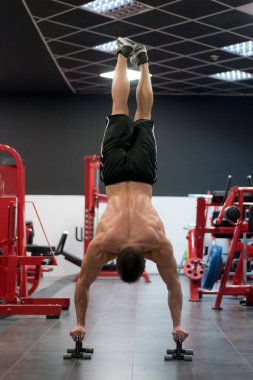 Çekirdek Vücut Geliştirme. Kas geliştiren vücut geliştirici beden eğitimi modeli. Spor salonunda dambılları olan kollar. Spor salonundaki egzersizlerin konsept fotoğrafı