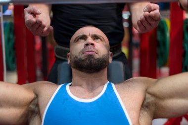 Vücut geliştirme motivasyonu. Spor salonunda iki vücut geliştirici birlikte çalışıyor. Vücut Geliştirme Hardcore.