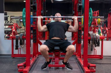 Çekirdek Vücut Geliştirme. Kas geliştiren vücut geliştirici beden eğitimi modeli. Spor salonunda dambılları olan kollar. Spor salonundaki egzersizlerin konsept fotoğrafı