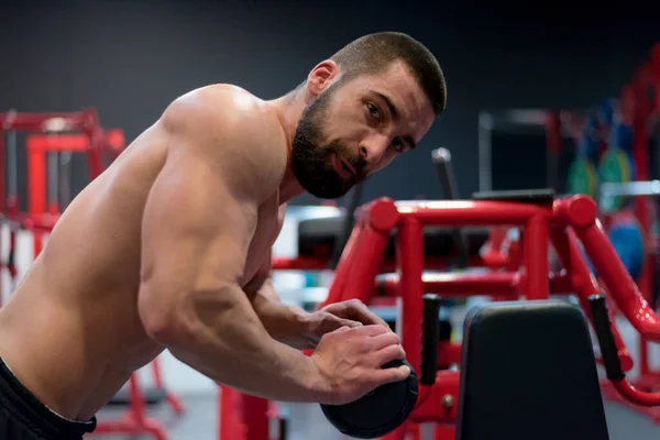 Homem Modelo Fitness Posando Ginásio Bonito Homem Com Grandes Músculos — Fotografia de Stock