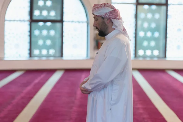 기도하는 이슬람 모스크 안에서 기도를 — 스톡 사진