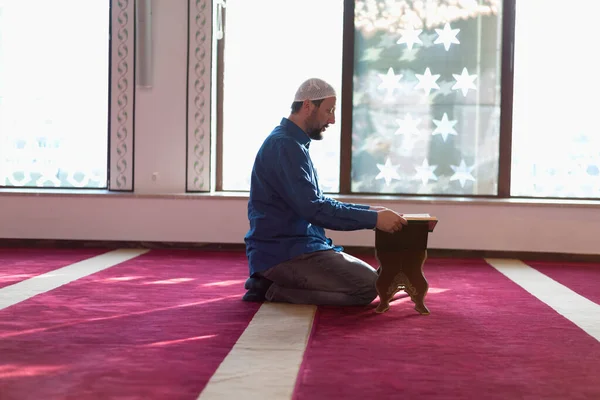 Jovem Árabe Muçulmano Homem Lendo Alcorão Orando Homem Muçulmano Religioso — Fotografia de Stock